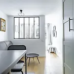 Comfortable , Porte-doree District, *