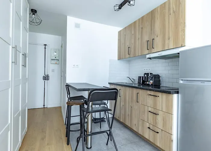 Appartement Comfortable , Porte-doree District, *