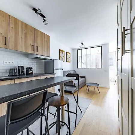 Comfortable , Porte-doree District, Lägenhet