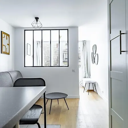 Comfortable , Porte-doree District, *