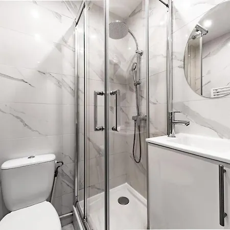 Comfortable , Porte-doree District, Lägenhet